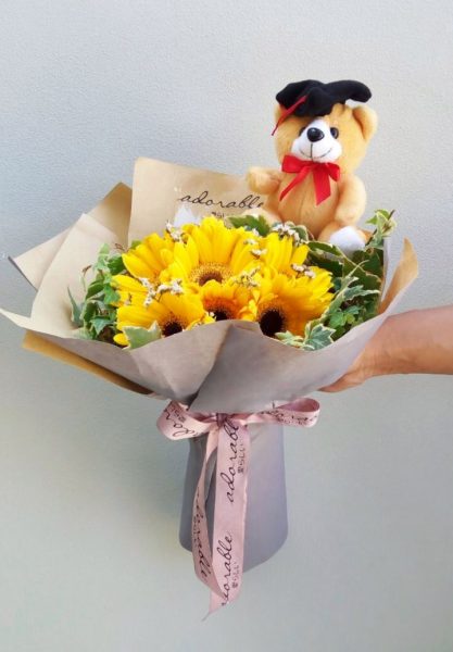 Bunga wisuda dengan boneka beruang