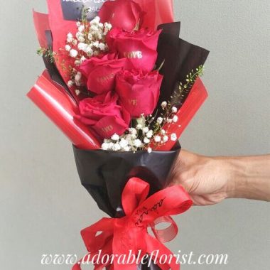 Bunga valentine untuk mengungkapkan rasa sayang anda, setiap tangkai bunga rose dicetak dengan kata LOVE, membuat penerima supprise dan mengerti maksud hati anda. Untuk warna rose yang tersedia dengan berbagai warna, silakan hubungi kami jika anda menginginkan perubahan warna.