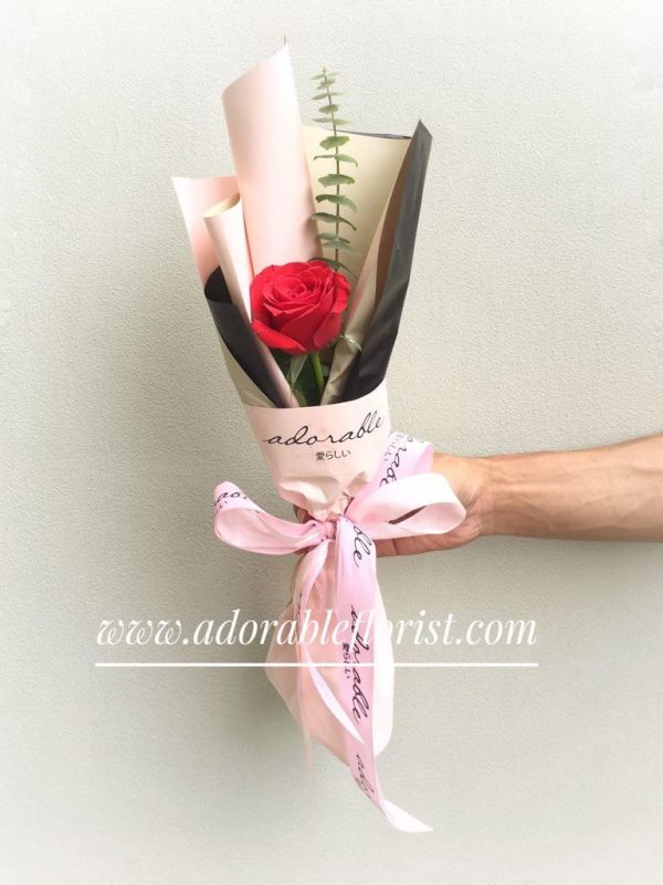 Dibawah penangangan staff Adorable Florist yang berpengelaman, sebatang rose menjadi hadiah bunga valentine yang mewah, dengan cara bungkus yang rapi, berkwalitas dan elegant. Khusus untuk hari valentine pemesanan single rose hanya berlaku untuk pembelian langsung di Toko , silakan hubungi kami untuk pemesanan.