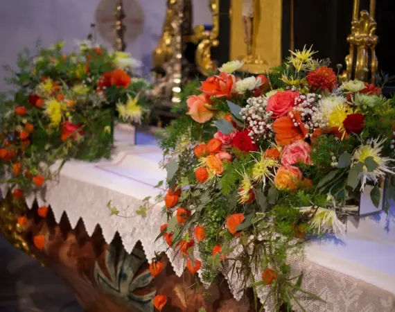 rangkaian bunga altar gereja