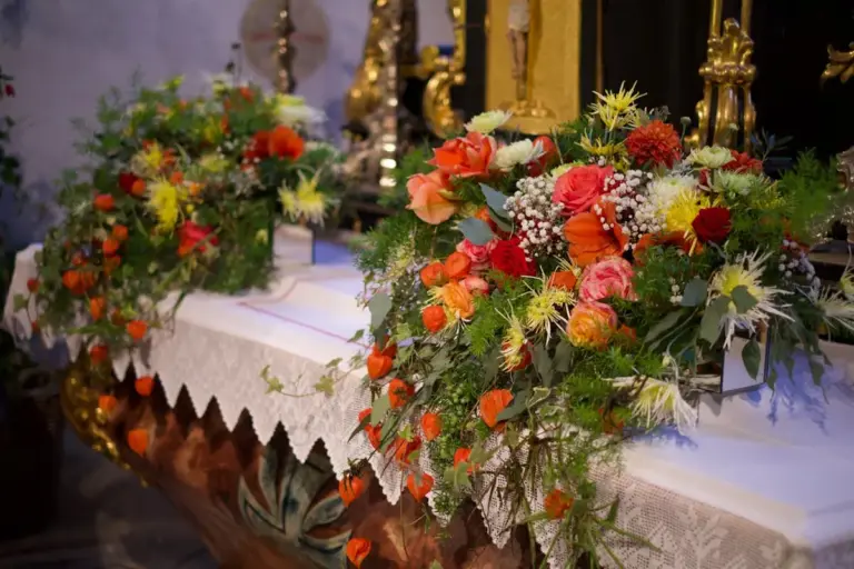 rangkaian bunga altar gereja