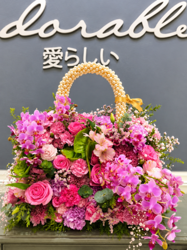 bunga meja mawar merah, orchid, lily dan bunga lain